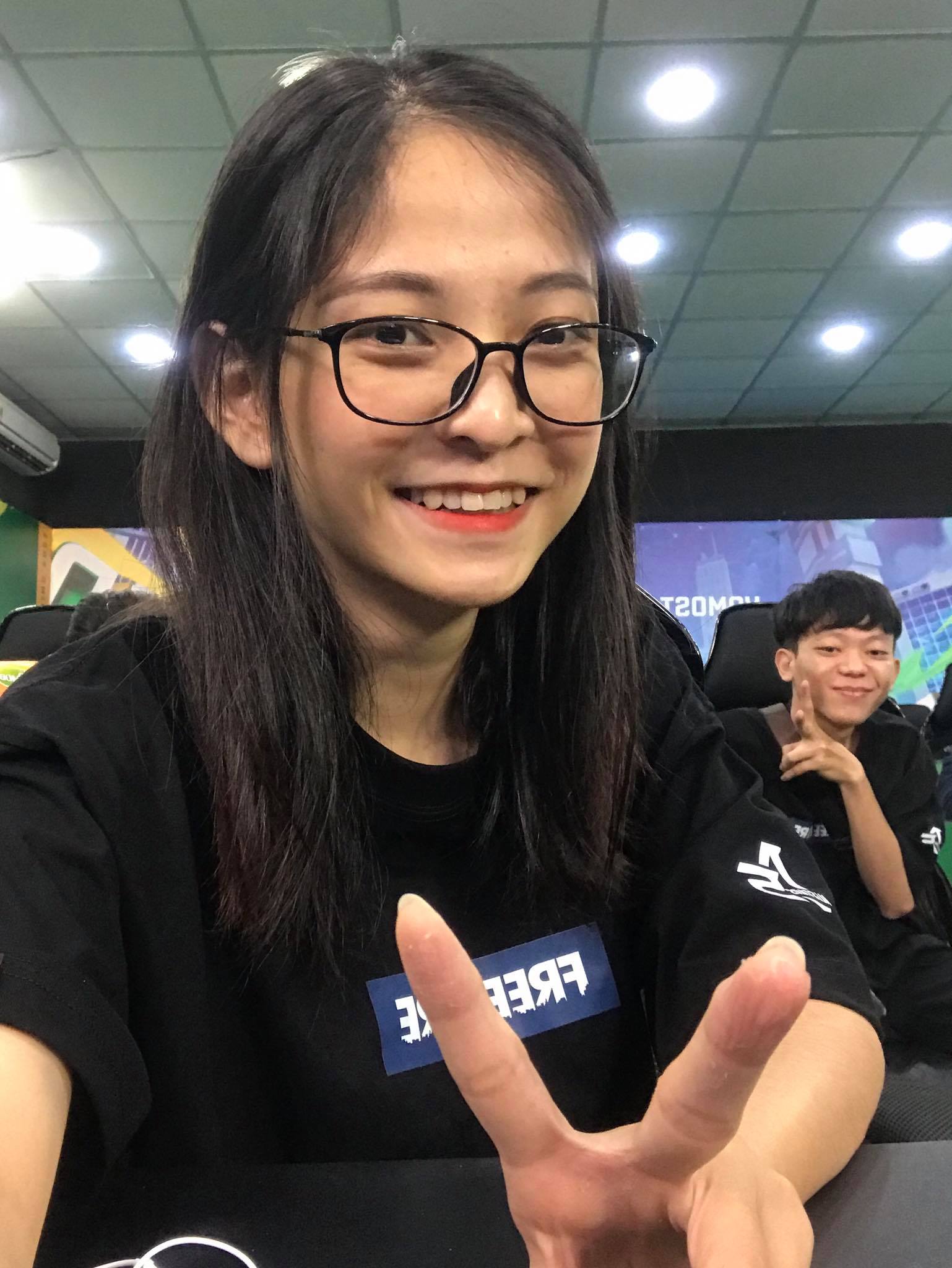 At first, Mỹ Kim hadn’t played Free Fire, so she took time to get familiar with the game. She also learned a lot from experienced seniors, which helped her adapt quickly.