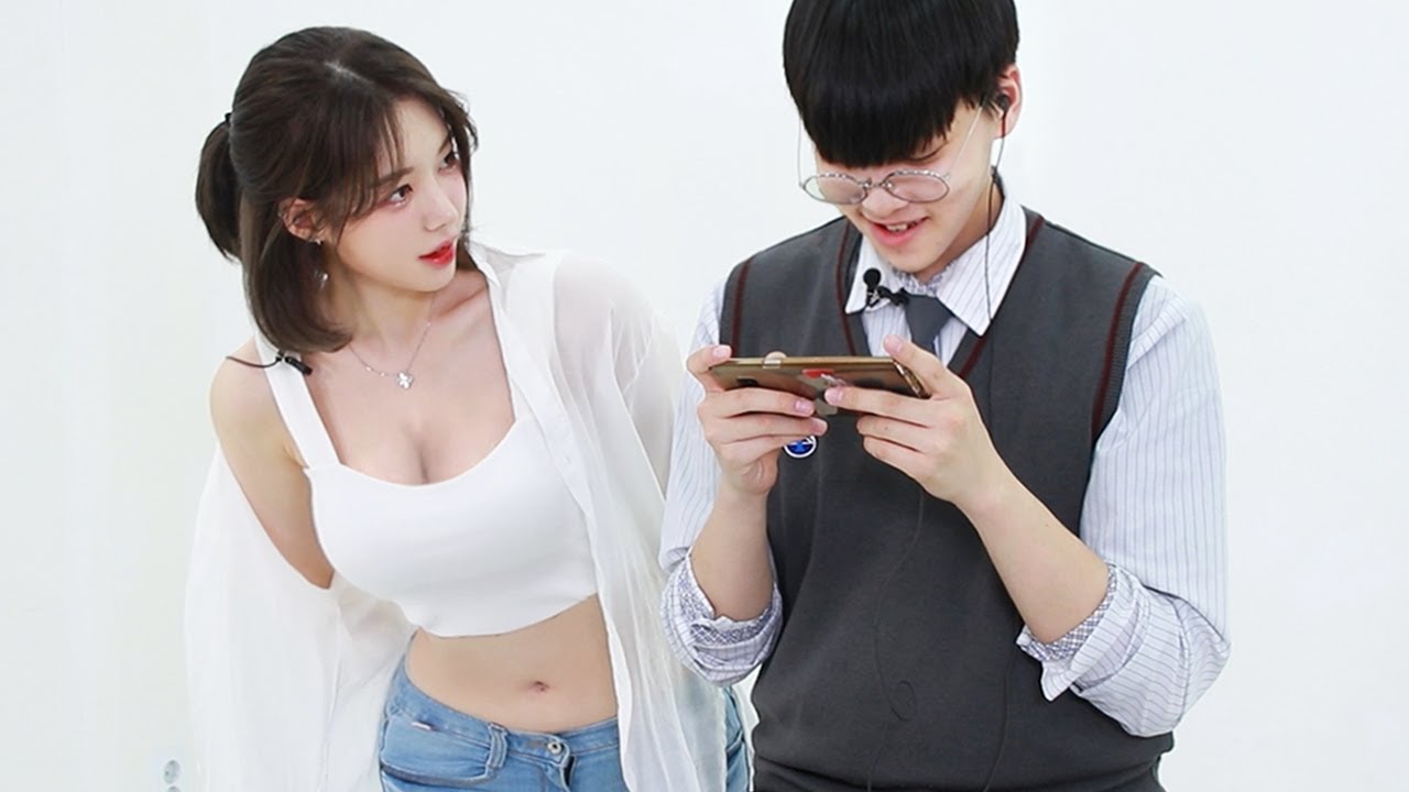 YouTuber Tests Gamers’ Focus with Hot Girl Distractions 1 A scene from the viral challenge taking over social media recently