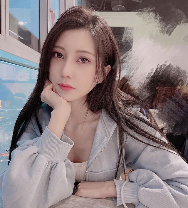 Streamer Nie Xiaoqian Sells Flowers by Day, Streams by Night 3 The online community quickly uncovered her identity