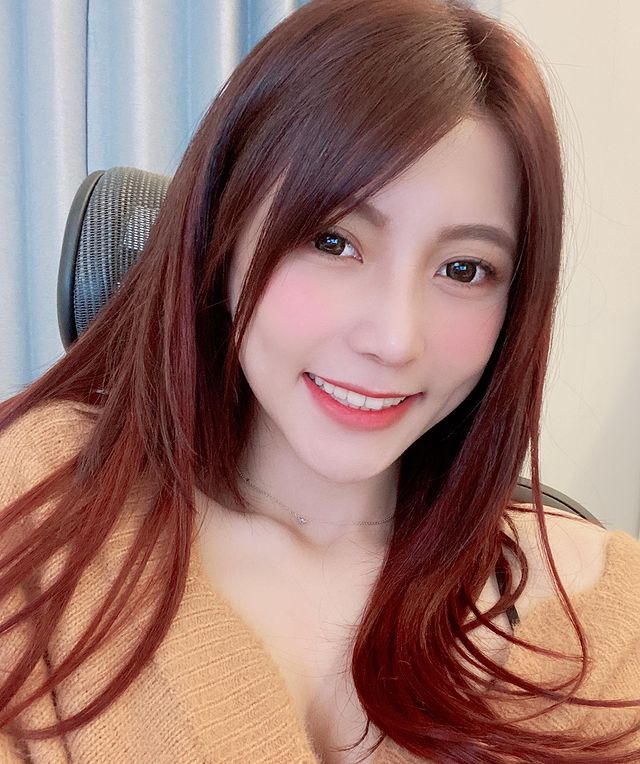 Streamer Nie Xiaoqian Sells Flowers by Day, Streams by Night 7 So working extra jobs like selling flowers during the day makes sense