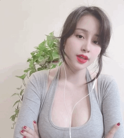 Bà Tưng’s cover of Nàng Thơ sparks buzz