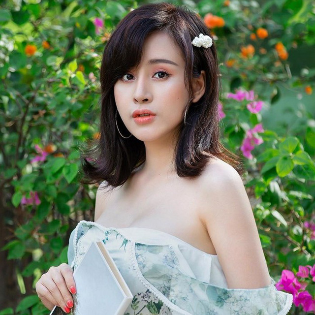 Still rocking a sexy style, Bà Tưng looks more beautiful and mature now