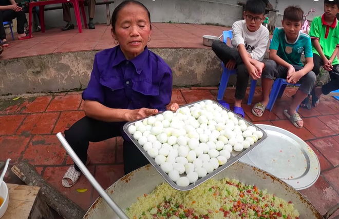 The 'pearls' Bà Tân Vlog adds to her fried rice
