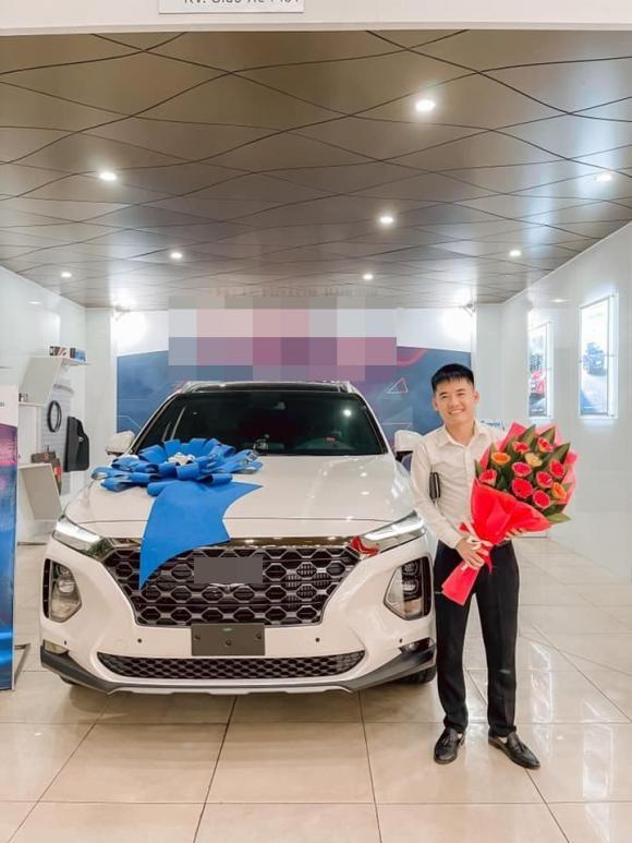 Hưng Vlog and his 'newly acquired wife'
