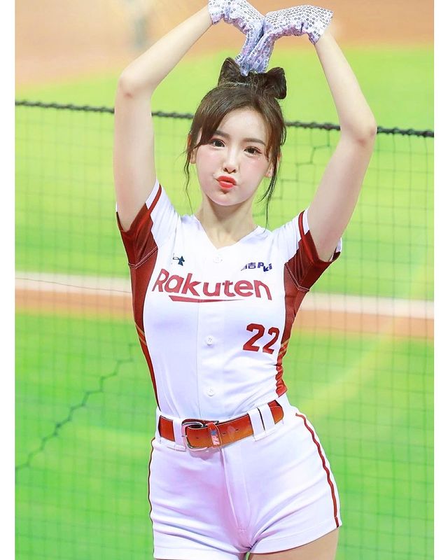 Fei Fei’s Epic On-Air Fall Sparks Viral Fame 1 Fei Fei, the hot girl causing a buzz online