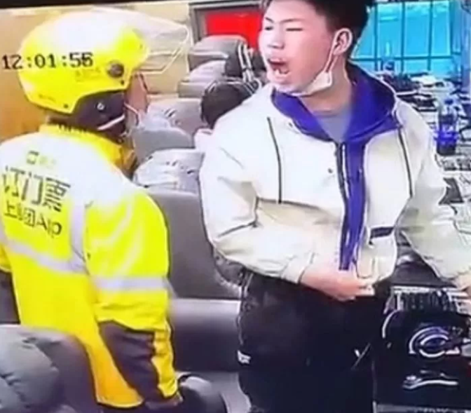 Gamer Loses It on Delivery Guy and Gets Knocked Out 1 Scene of the heated argument between the gamer and the delivery guy