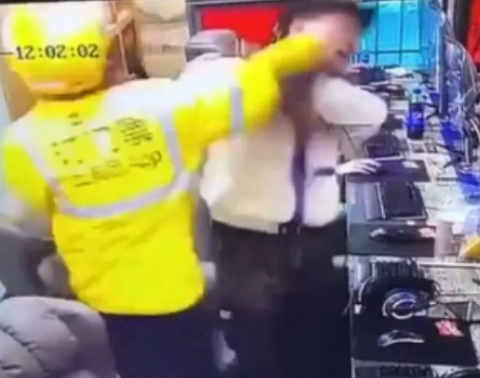 Gamer Loses It on Delivery Guy and Gets Knocked Out 2 Gamer vents frustration on delivery guy but ends up with a bitter result