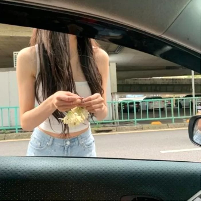 Streamer Nie Xiaoqian Sells Flowers by Day, Streams by Night 2 Quickly grabs the attention of many drivers