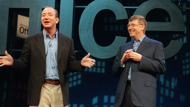 Why Bill Gates and Jeff Bezos Both Love Doing the Dishes 1 Bill Gates and Jeff Bezos both enjoy washing dishes. Photo: AP