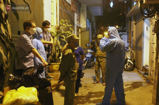 Around 7:30 PM, authorities arrived at the patient's residence to carry out Covid-19 prevention measures (Photo: Dang Thuy)