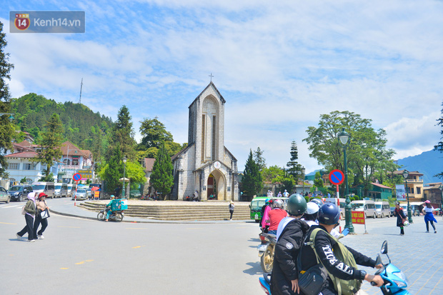 Tourists visiting Sa Pa during the April 30 - May 1 holiday (Photo: Dinh Huy)