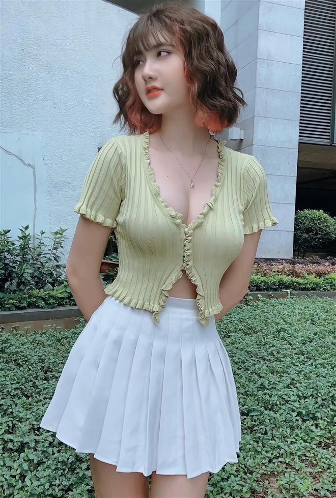 From Grab Driver to Stunning Model: Pham Thi Hang's Stunning Glow-Up 2 Some of the hot girl’s recent viral photos