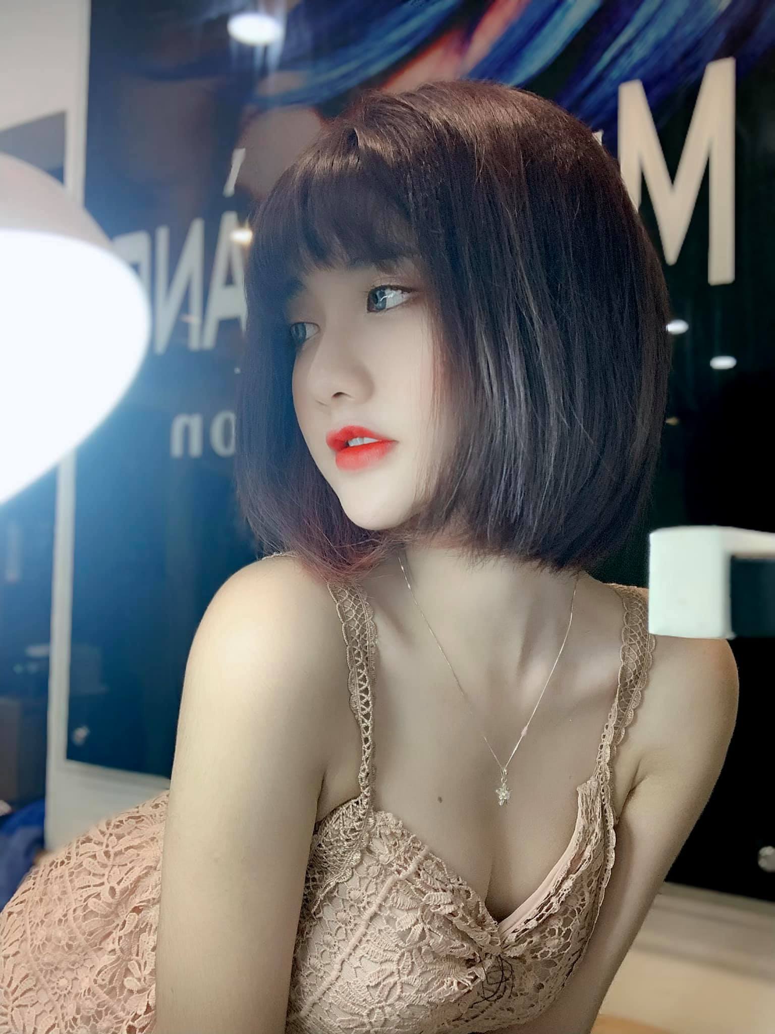 From Grab Driver to Stunning Model: Pham Thi Hang's Stunning Glow-Up 6 Currently working as a freelance model