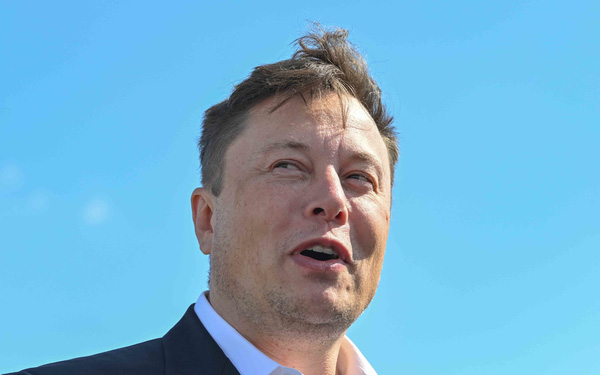 Elon Musk tweeting about cryptocurrency