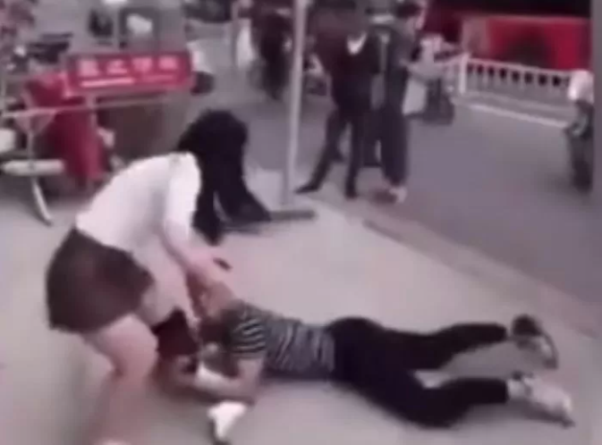 Guy Clings to Girlfriend’s Legs, Pulls Off Her Socks in Public Breakup 1 Viral image causing a stir online