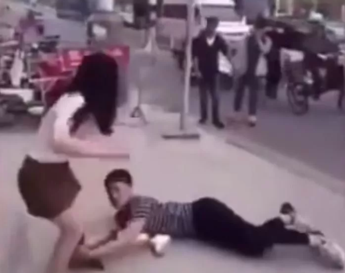 Guy Clings to Girlfriend’s Legs, Pulls Off Her Socks in Public Breakup 2 Guy’s awkward public meltdown
