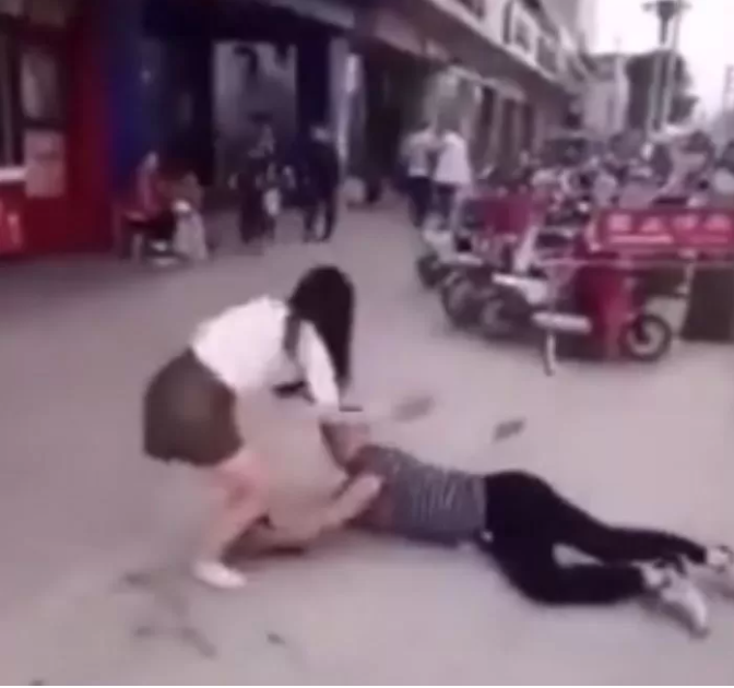 Guy Clings to Girlfriend’s Legs, Pulls Off Her Socks in Public Breakup 3 Her reaction shows clear frustration