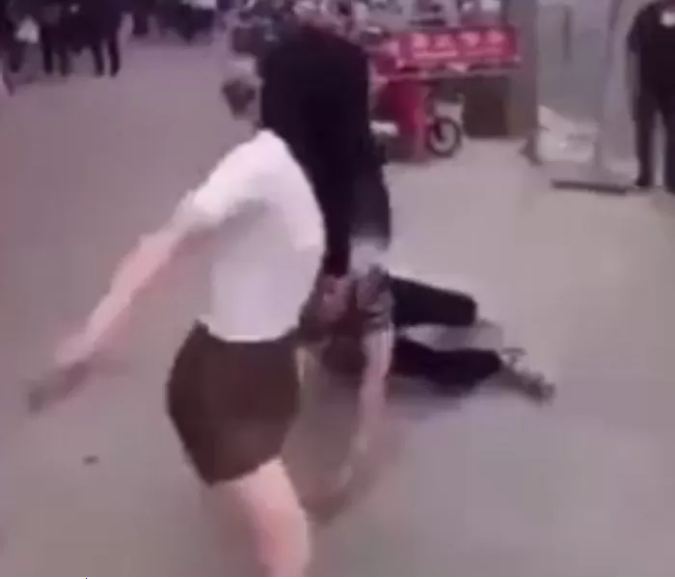 Guy Clings to Girlfriend’s Legs, Pulls Off Her Socks in Public Breakup 4 Determined to break free