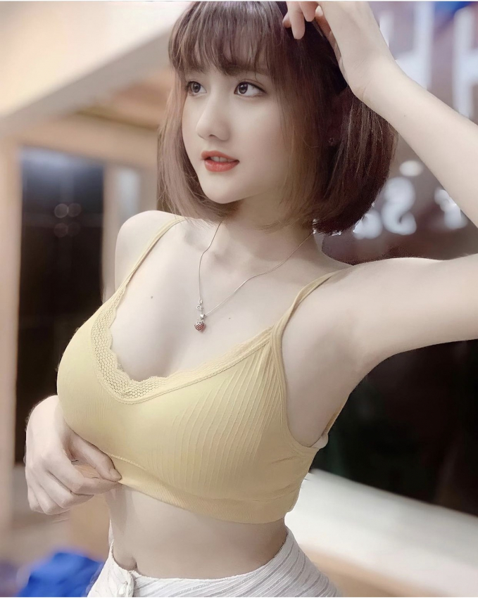 From Grab Driver to Stunning Model: Pham Thi Hang's Stunning Glow-Up 4 She confidently shows off her sexy look