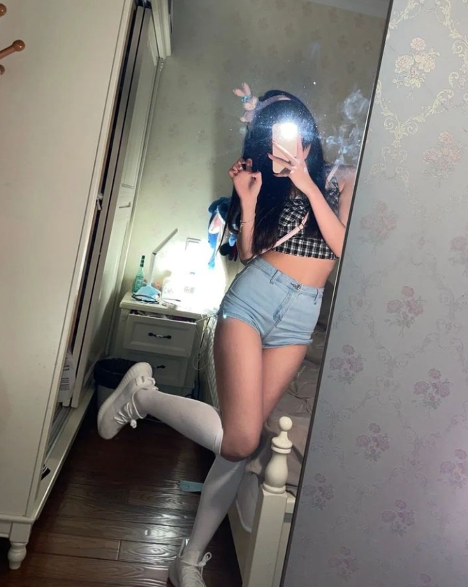 Hot Girl Xiao Meng Faces Backlash Over Real Look and Past 2 She rarely reveals her face online, only showing off her body