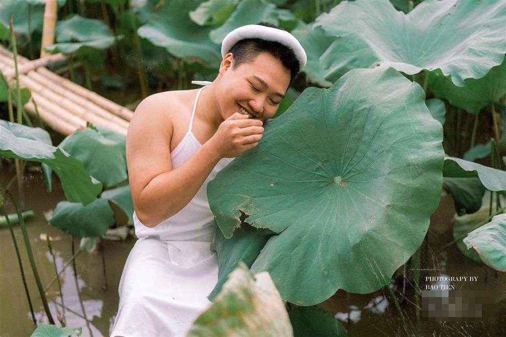 The shy, gentle poses of this young man are causing a real stir online