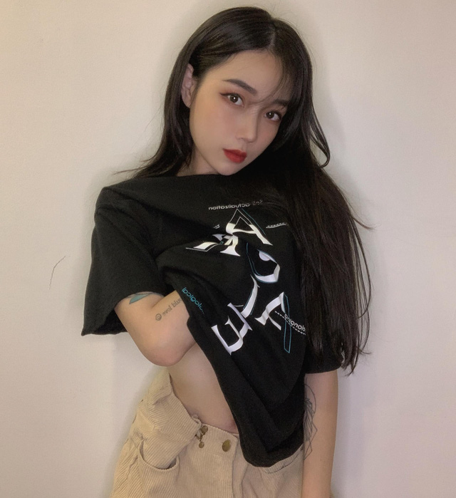 When Streamers’ Poses Cross the Line Between Bold and Cringe 3 photo 1 16236853021451062510509
