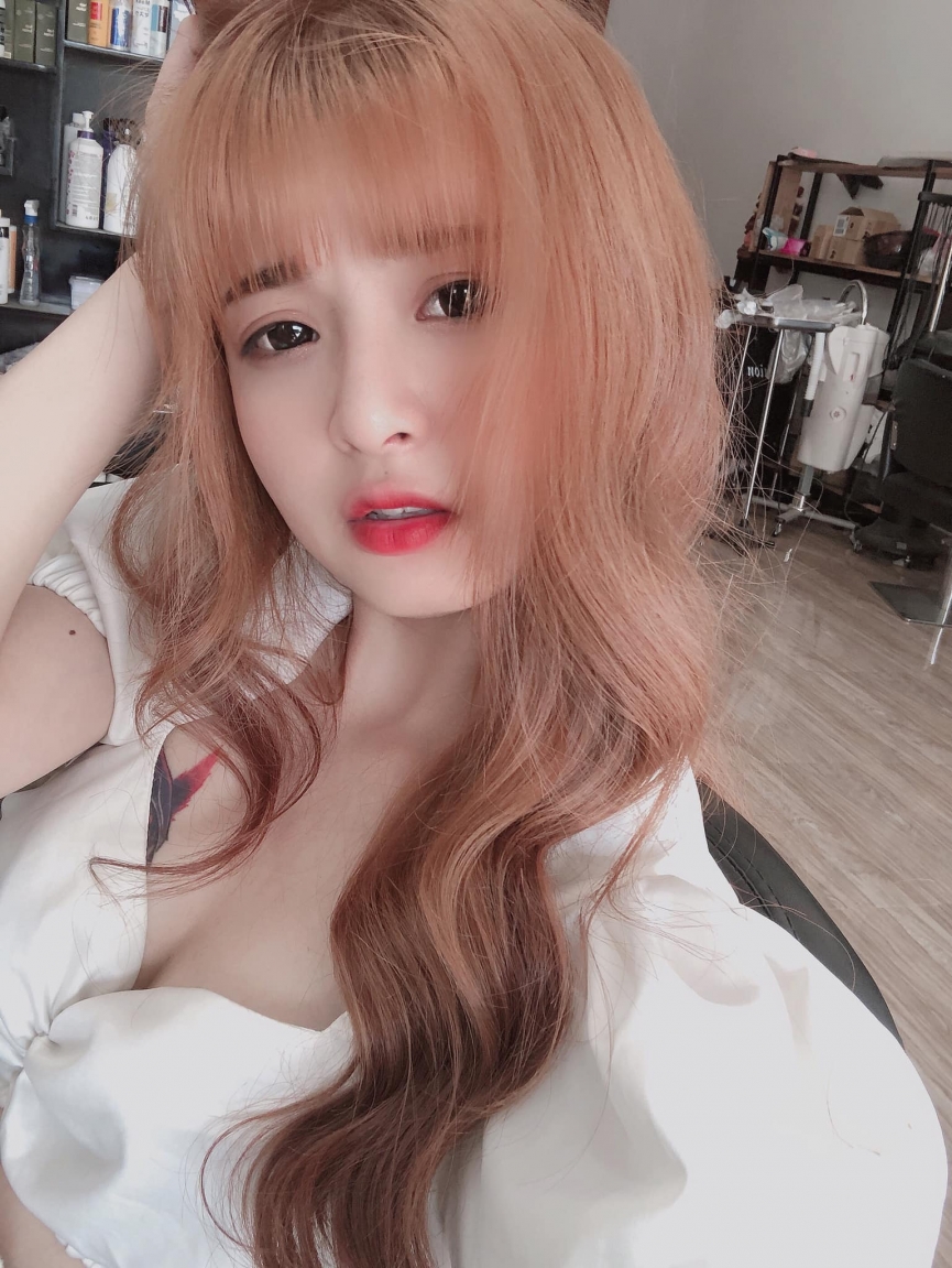 Mèo 2K4 showing her tattoo
