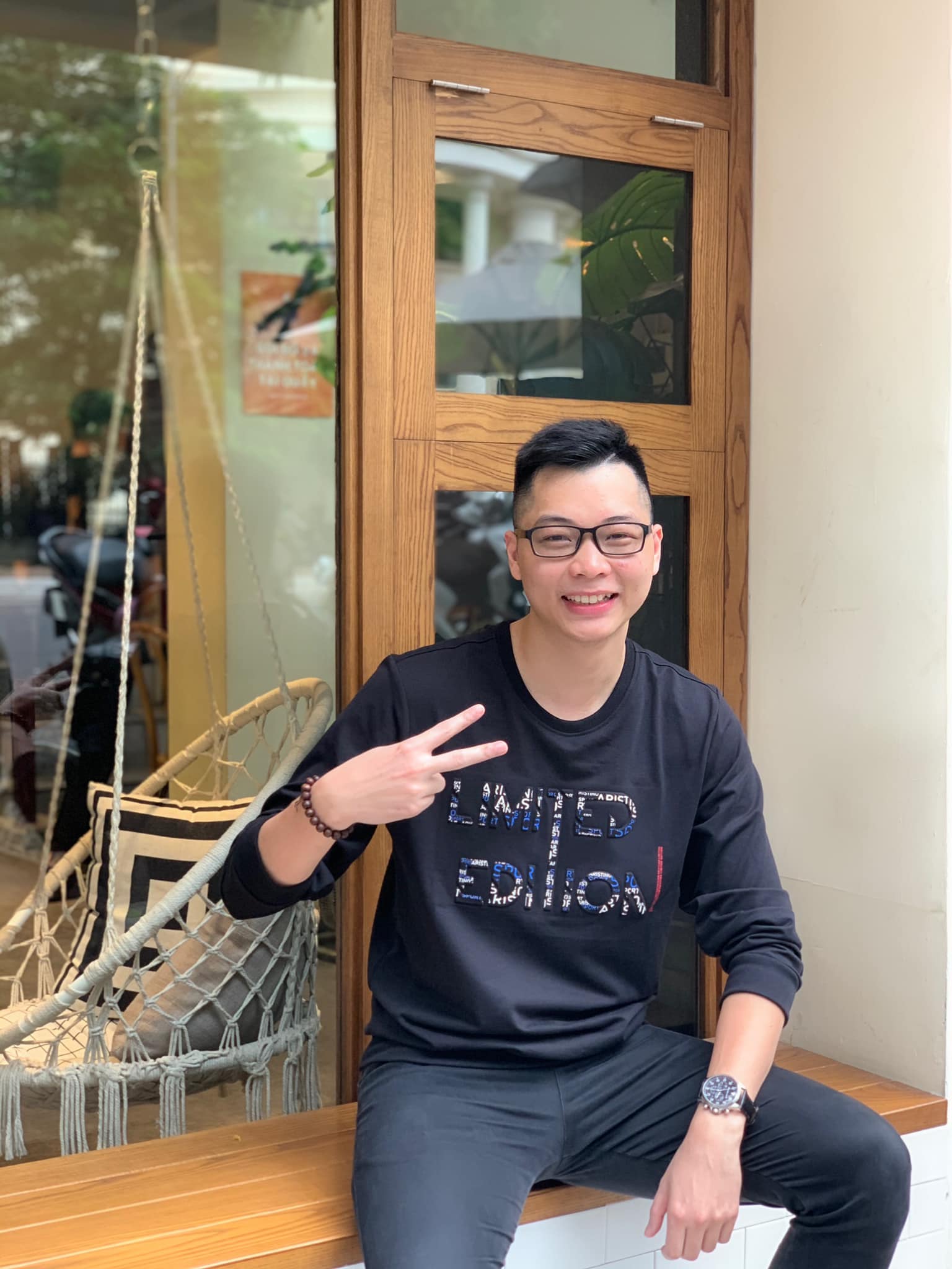 Fans Ship VETV’s Handsome MC Lê Minh Khôi with PUBG Mobile’s Thảo Trang 1 Lê Minh Khôi smiling in casual outfit