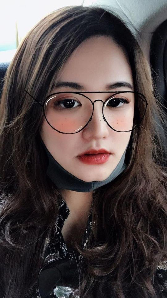 Phùng Khánh Huyền posing