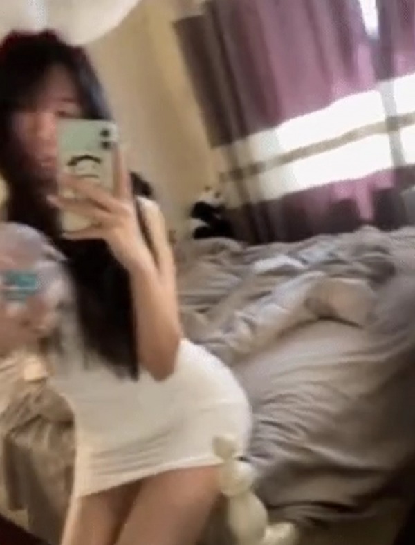 TikTok Star Xiao Meng Loses It All After One Selfie Slip-Up 4 Her real face was fully revealed in the clip