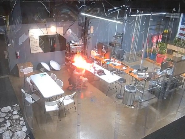 Gamer’s DIY iPhone Battery Swap Ends in Fiery Accident 2 Suddenly the iPhone explodes, causing a shocking scene