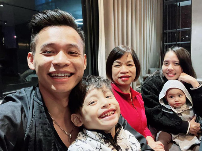 Though he often jokes about his wife being fierce, every gesture shows genuine love without any showiness. Do Mixi is not only a beloved husband but also a dedicated dad who supports his wife and lovingly cares for and teaches their two sons.