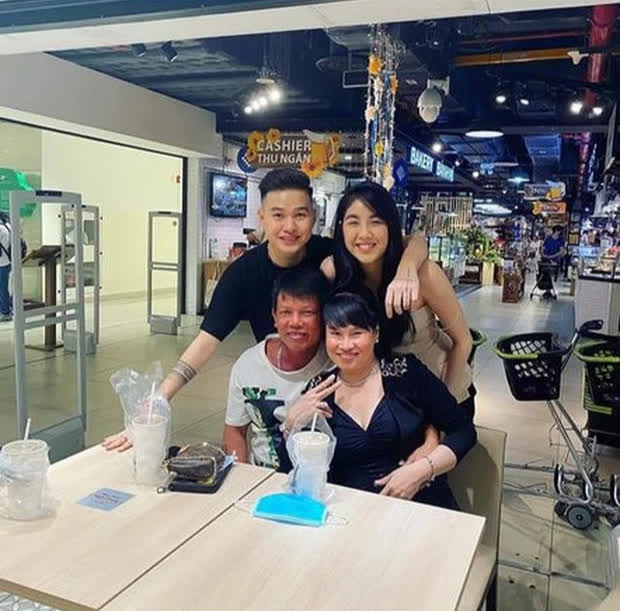 Rambo, a familiar name from Refund Gaming, built his dream house for his hardworking mother in Cao Lanh, Dong Thap. He calls it a precious gift for the woman who raised him.
