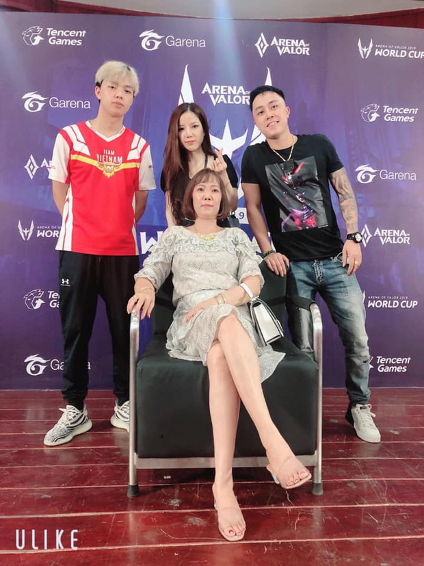 Co Chinh is always by ADC’s side, encouraging him. Her short but powerful words motivate him to train and compete. She fully supports her son and is known for memorable quotes among gamers, like when ADC had a rough game, she said, 'Prize money doesn’t matter, we’re not short on money at home, as long as you’re happy.'