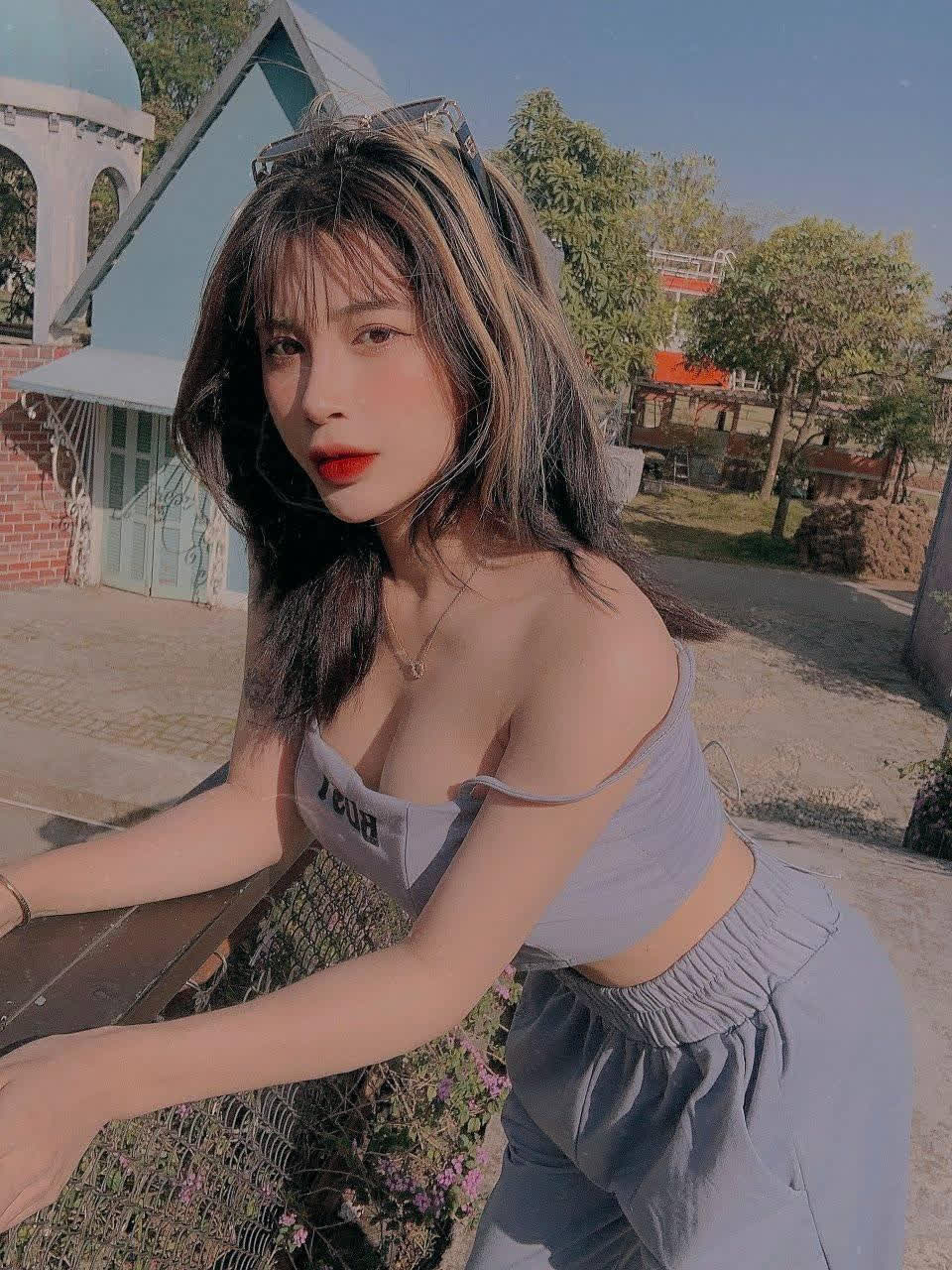 Quynh Ami posing