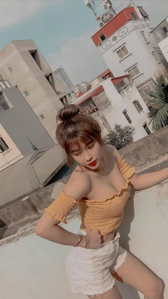 Quynh Ami social media