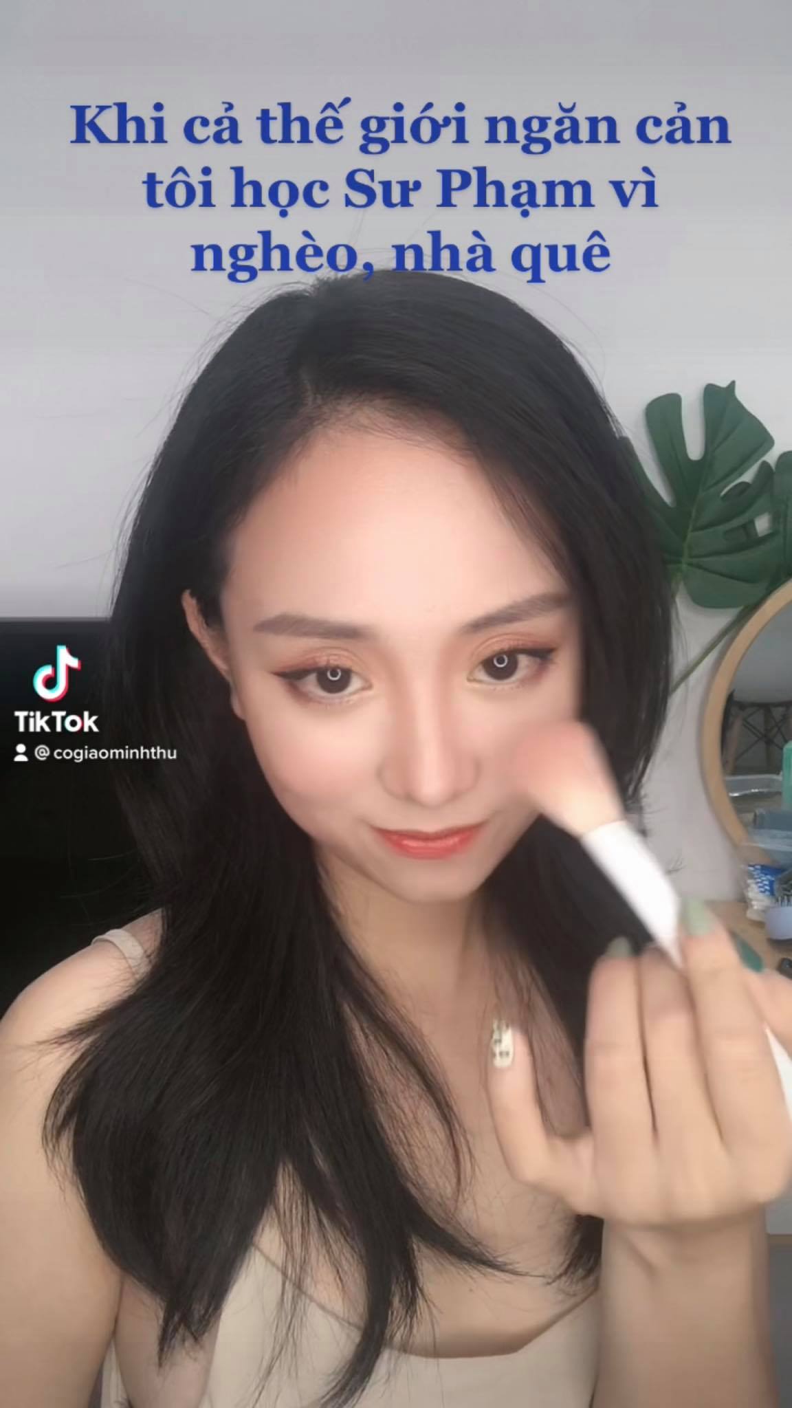 Meet Minh Thu, the Viral Physics Teacher Winning Hearts Online 9 Minh Thu casual look