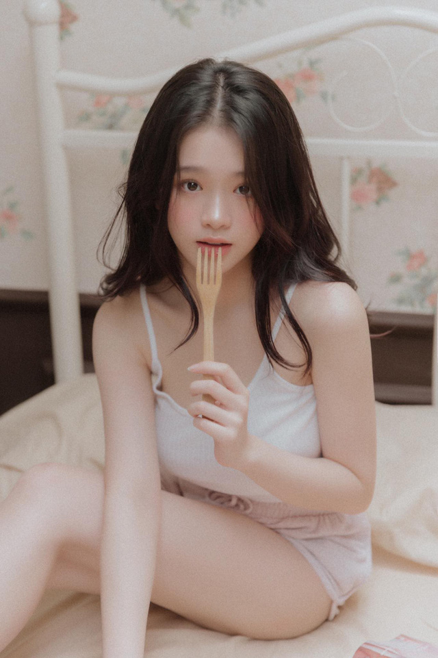 Many think Linh Ka fits better with a feminine, innocent, and gentle image