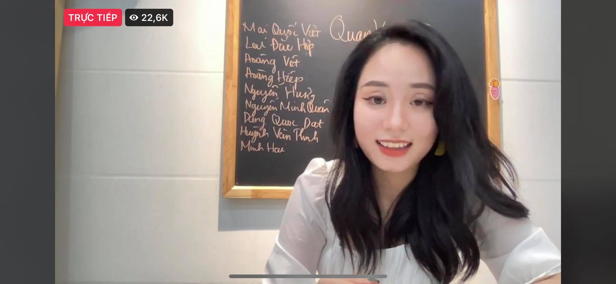 Meet Minh Thu, the Viral Physics Teacher Winning Hearts Online 4 Minh Thu preparing lessons at her desk