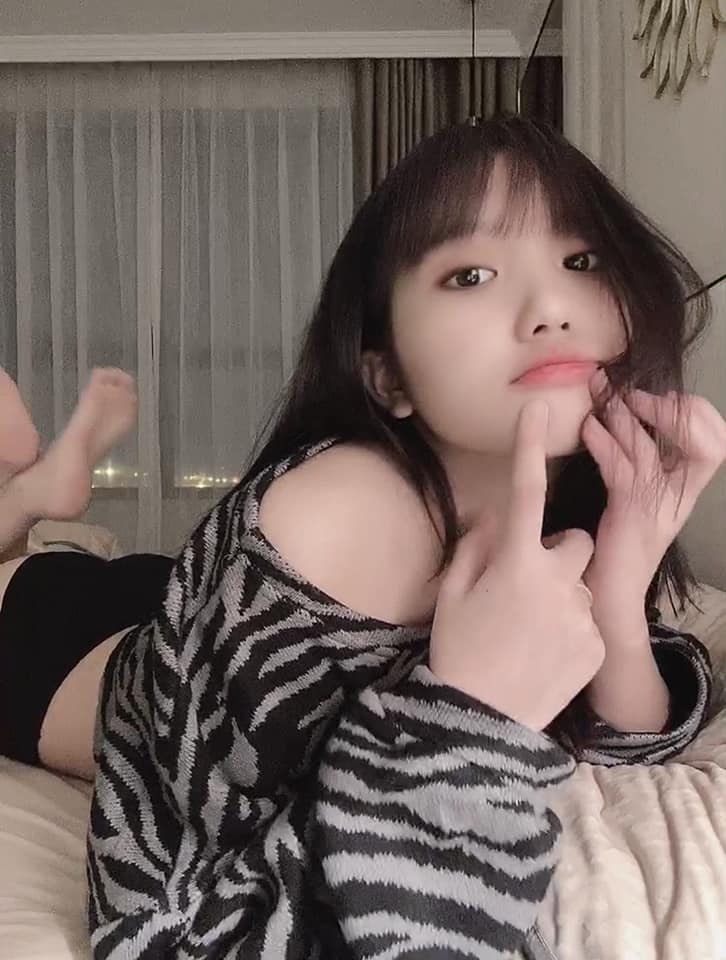 Khanh Huyen's mature photoshoot at 16
