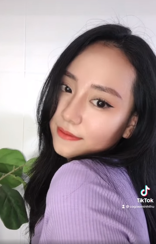 Meet Minh Thu, the Viral Physics Teacher Winning Hearts Online 6 Minh Thu smiling outdoors