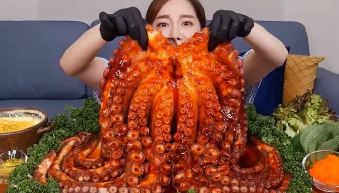 YouTuber Ssoyoung Struggles With 10kg Live Octopus Gift 7 The delicious final dish