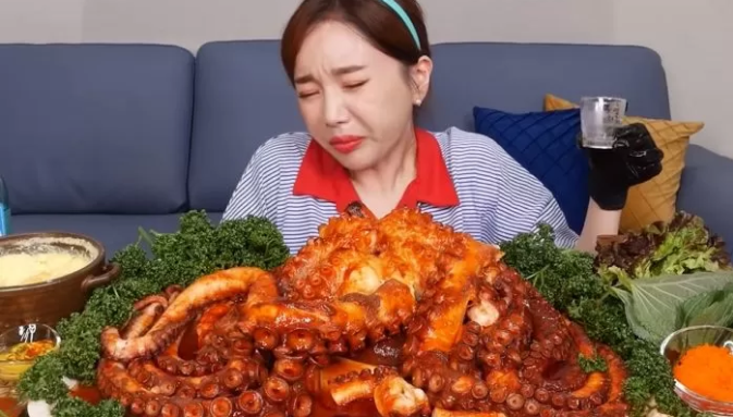 YouTuber Ssoyoung Struggles With 10kg Live Octopus Gift 8 Making many viewers hungry