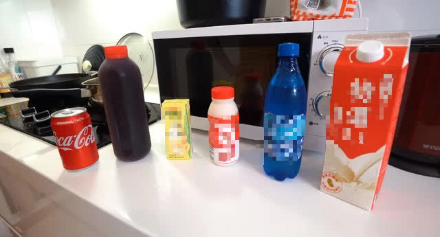 She used six different drinks to cook six bowls of instant noodles