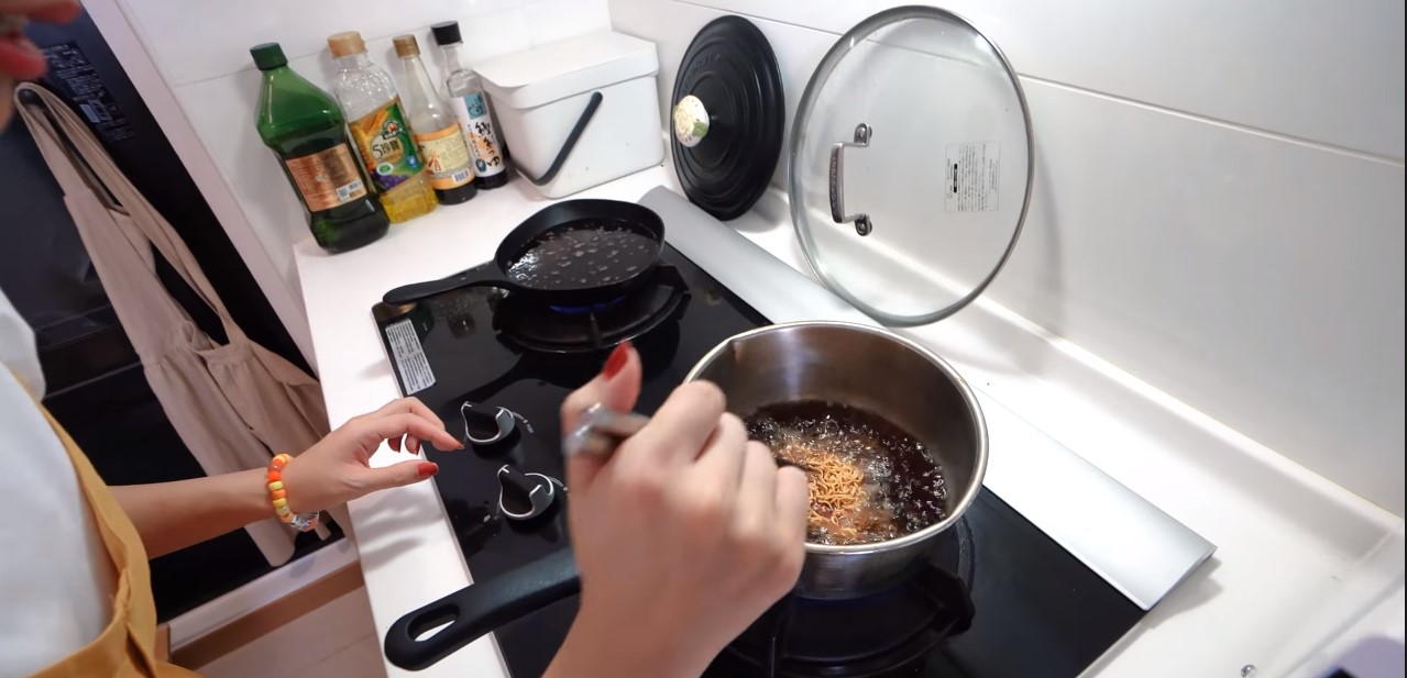 Di Mei's pot of noodles cooked with Coke