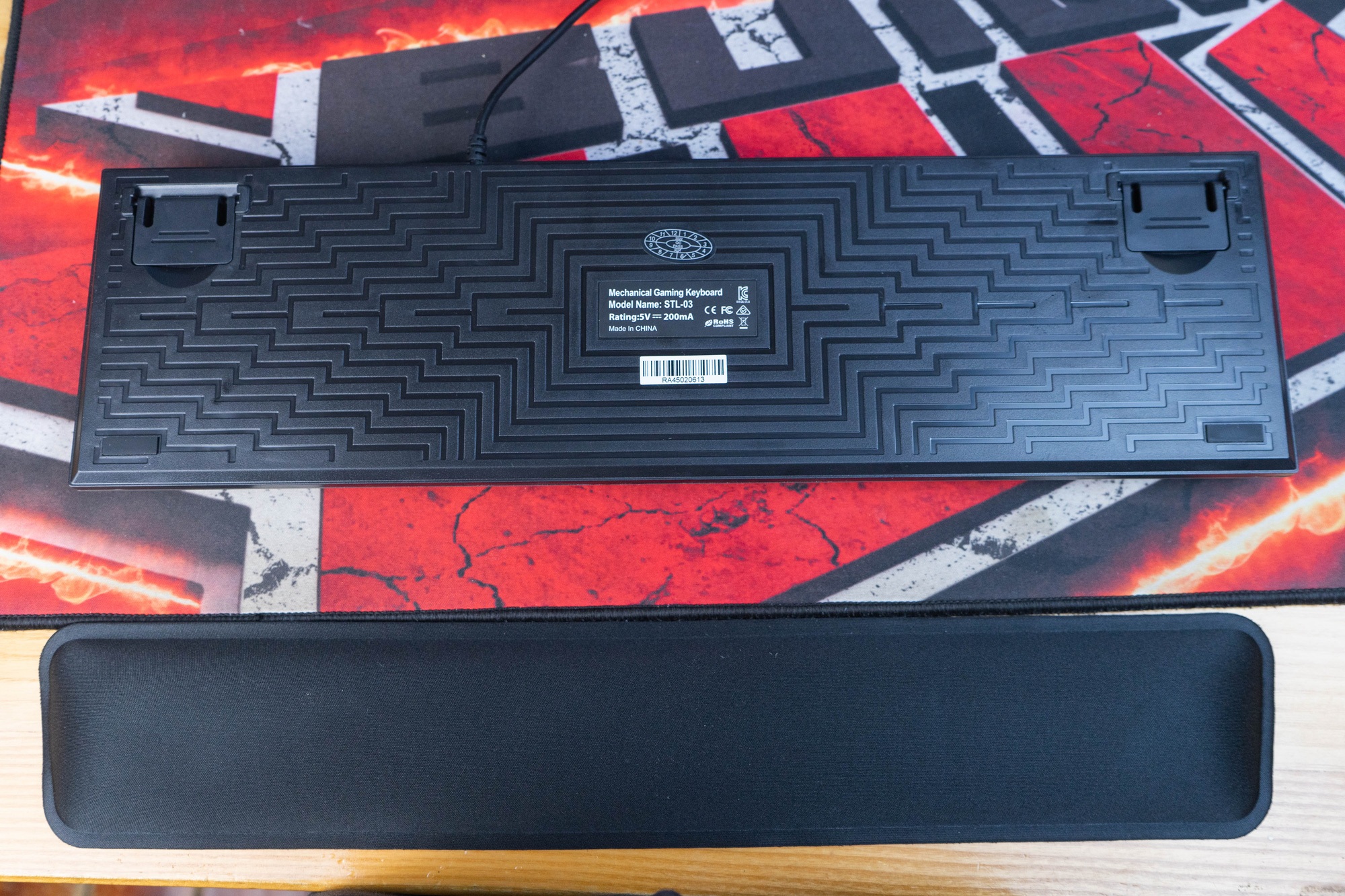 Wide wrist rest offers comfortable support