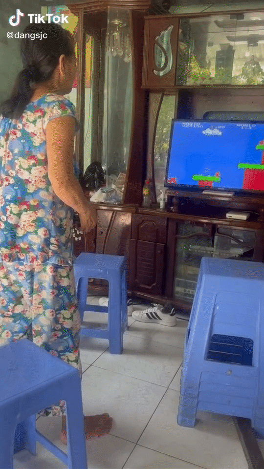 Mom’s Pure Joy Playing Super Mario Goes Viral 1 ezgif 2 8f10025725b6 16302976120141384769210