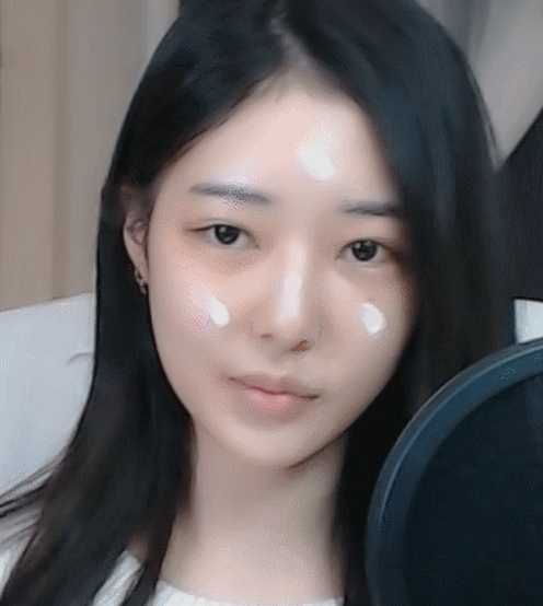 There’s even a clip of her bare-faced look