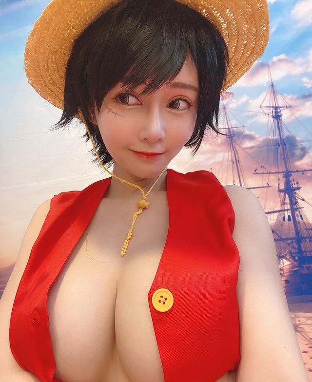 Vicky is very active with her super sexy cosplay shoots like this