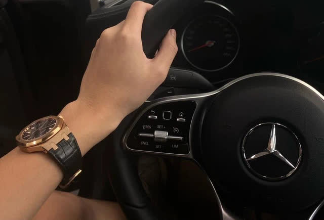 Linh Ngọc Đàm Claps Back at Rumors She Dates Rich Guys for Money 2 On his personal Facebook, he often shares a luxury lifestyle with photos of watches, fancy cars, and stays at upscale hotels...